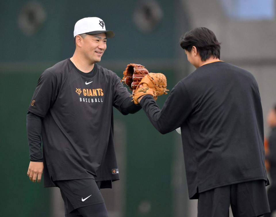 　田中瑛（右）とのキャッチボールを終え、グラブタッチをする田中将（撮影・伊藤笙子）