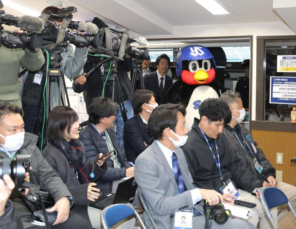 　報道陣の待ち受ける中、会見場入りするつば九郎（撮影・西岡正）