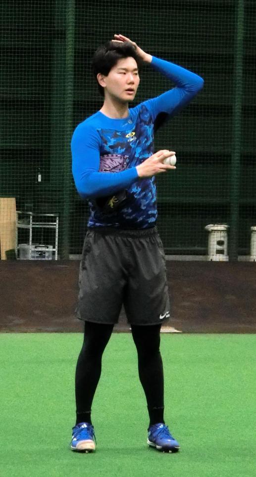 　ブルペン投球を行った浅利