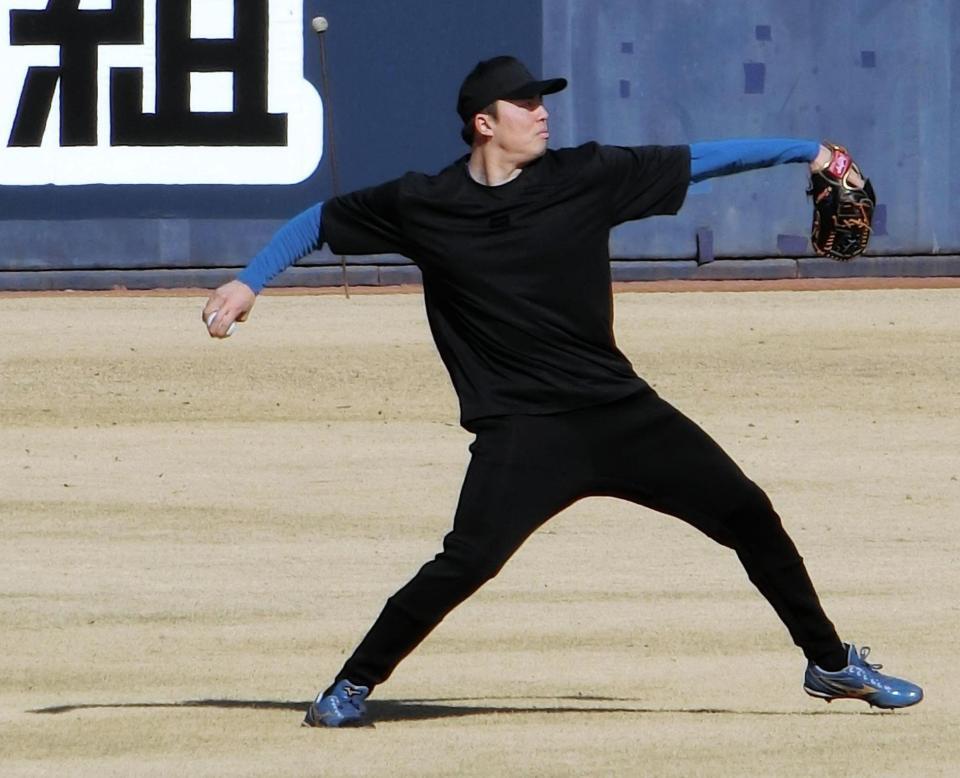 　キャッチボールをする田中