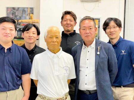 　ヤナセバットの社員たち。中央は柳瀬社長、右隣が北村さん（ヤナセ社提供）