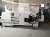 　バットを形成する機械（ヤナセ社提供）