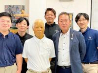 　ヤナセバットの社員たち。中央は柳瀬社長、右隣が北村さん（ヤナセ社提供）