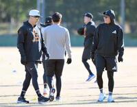 　ウオーミングアップ中、談笑する田中将（左）と坂本