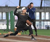 　戸郷（奥）とともにブルペン入りした田中将（撮影・伊藤笙子）