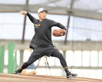 　ブルペン入りした田中将（撮影・伊藤笙子）