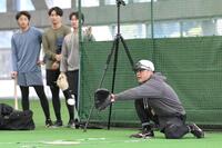 　田中将の投球を受ける山瀬（撮影・伊藤笙子）