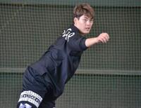 　ブルペン投球を行う九里