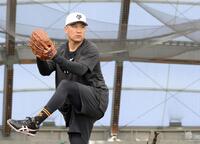 　鋭い目つきでキャッチャーミットに狙いを定める田中将（撮影・伊藤笙子）