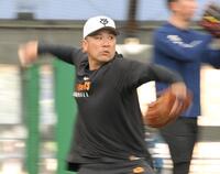 　宮崎入り後初のブルペンで投球する田中将（撮影・伊藤笙子）