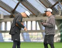 　ブルペンでの投球を終え、捕手を務めた山瀬（右）と笑顔で会話を交わす田中将（撮影・伊藤笙子）