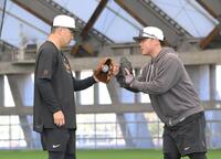 　ブルペンでの投球を終え、山瀬（右）とグラブタッチをする田中将（撮影・伊藤笙子）