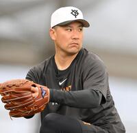 　鋭い目つきでキャッチャーミットに狙いを定める田中将（撮影・伊藤笙子）