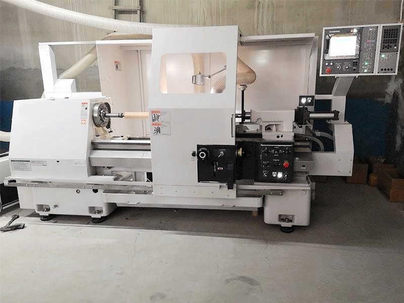 　バットを形成する機械（ヤナセ社提供）