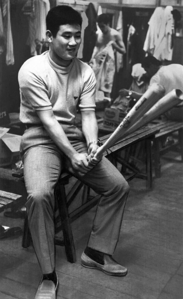 　ロッカールームでバットを手にする藤田平＝１９６９年