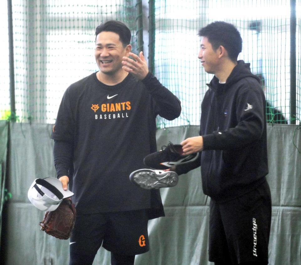 　戸郷（右）と談笑する田中将（撮影・伊藤笙子）