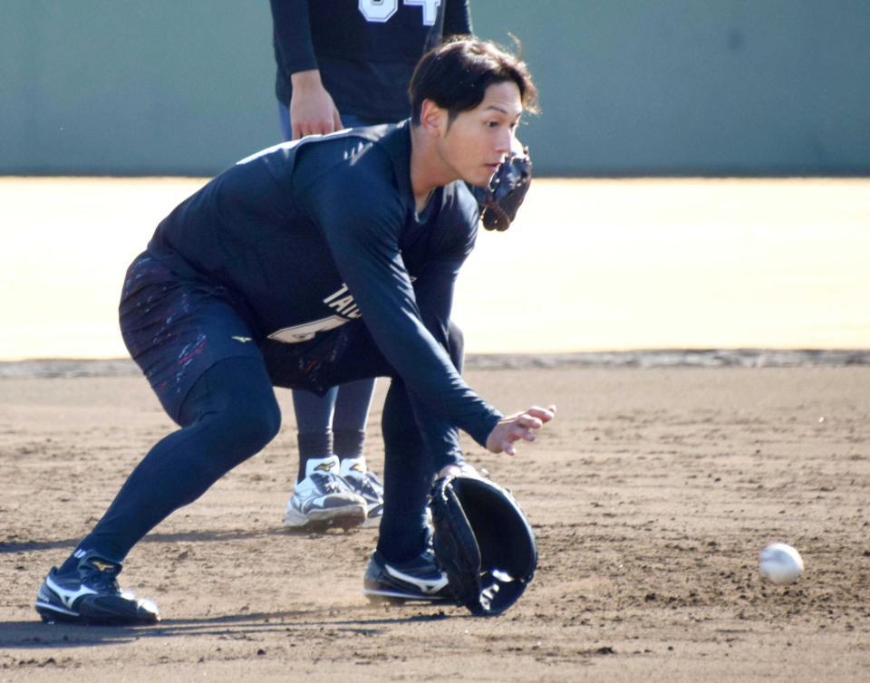 　キャッチャーミットでノックを受ける立松