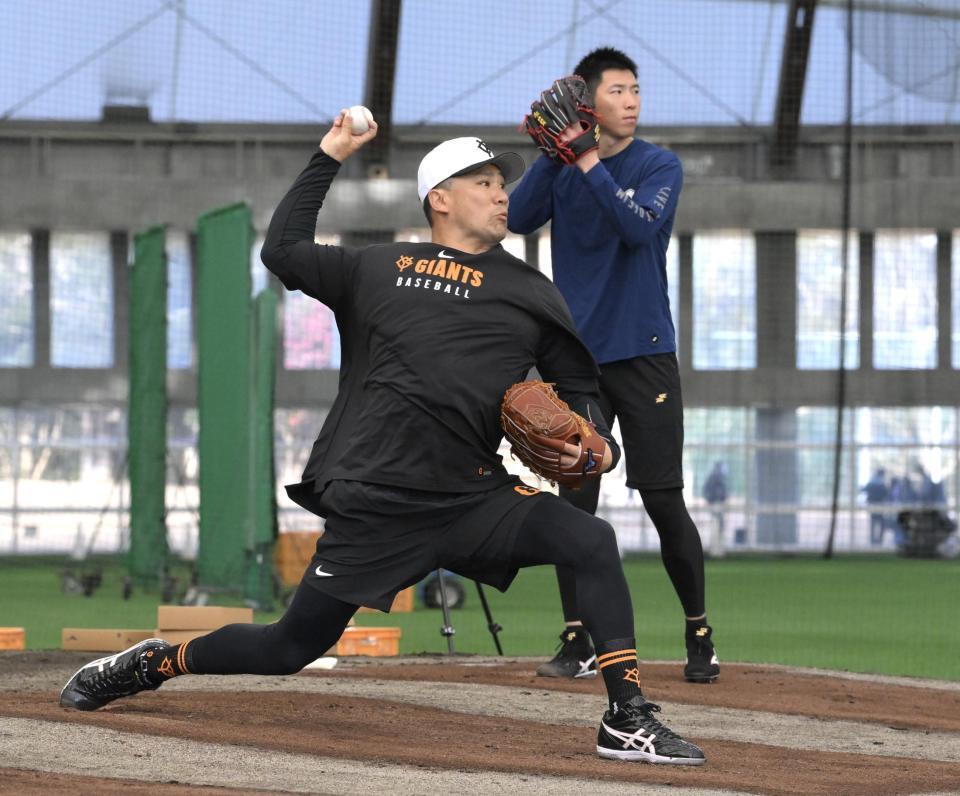 　戸郷（奥）とともにブルペン入りした田中将（撮影・伊藤笙子）