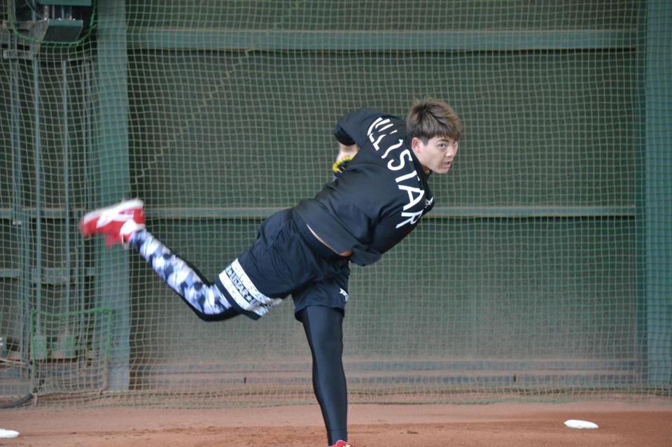 　ブルペン投球を行う九里