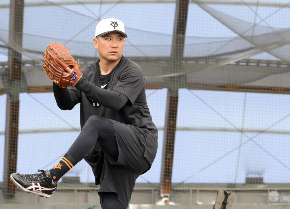 　鋭い目つきでキャッチャーミットに狙いを定める田中将（撮影・伊藤笙子）