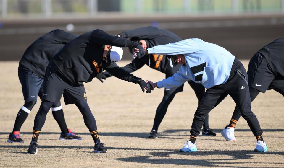 　ウォーミングアップでストレッチをする田中将（左）と坂本（撮影・伊藤笙子）