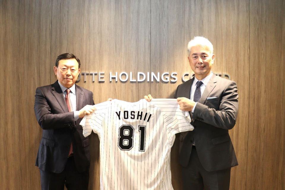 　重光昭夫オーナーと吉井監督（球団提供）