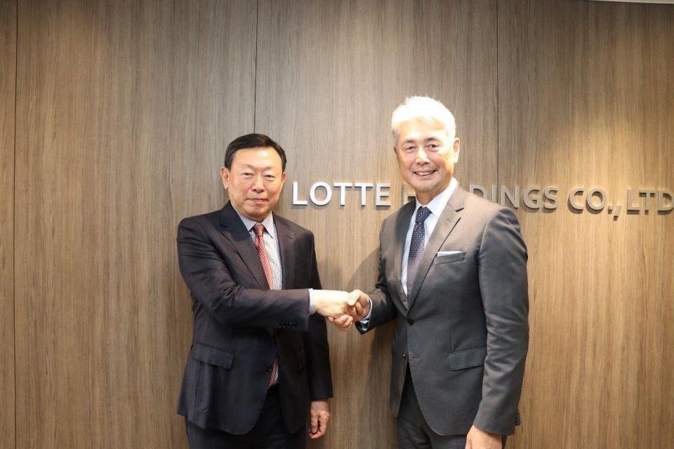 　重光昭夫オーナーと吉井監督（球団提供）