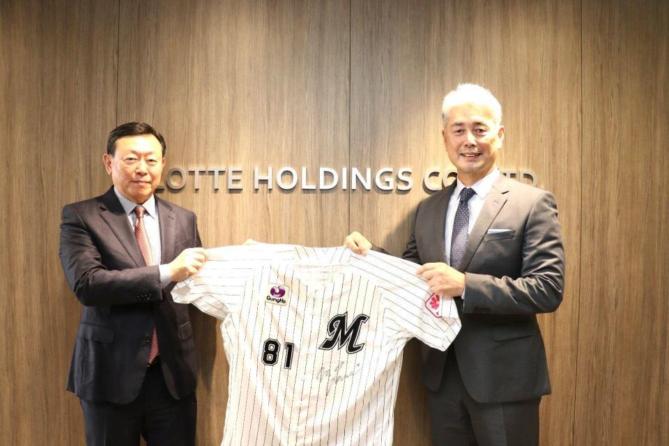 　重光昭夫オーナーと吉井監督（球団提供）