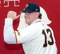 　背番号１３を披露するキャベッジ（撮影・佐藤厚）