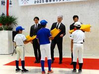 歓迎セレモニーで花束を贈呈される（左奥から）西川、吉井監督、中村奨