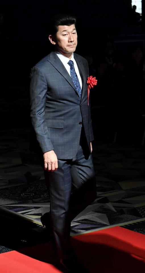 日本プロスポーツ大賞授与式で入場する三浦監督＝１月２９日