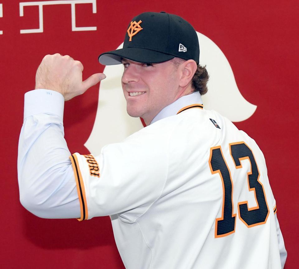 　背番号１３を披露するキャベッジ（撮影・佐藤厚）