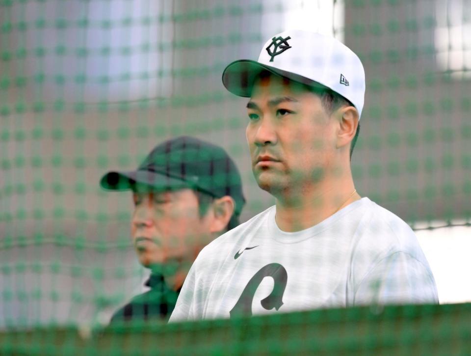 　ネット越しにブルペンで投げる若手投手を見つめる田中将（奥は長野）＝撮影・伊藤笙子