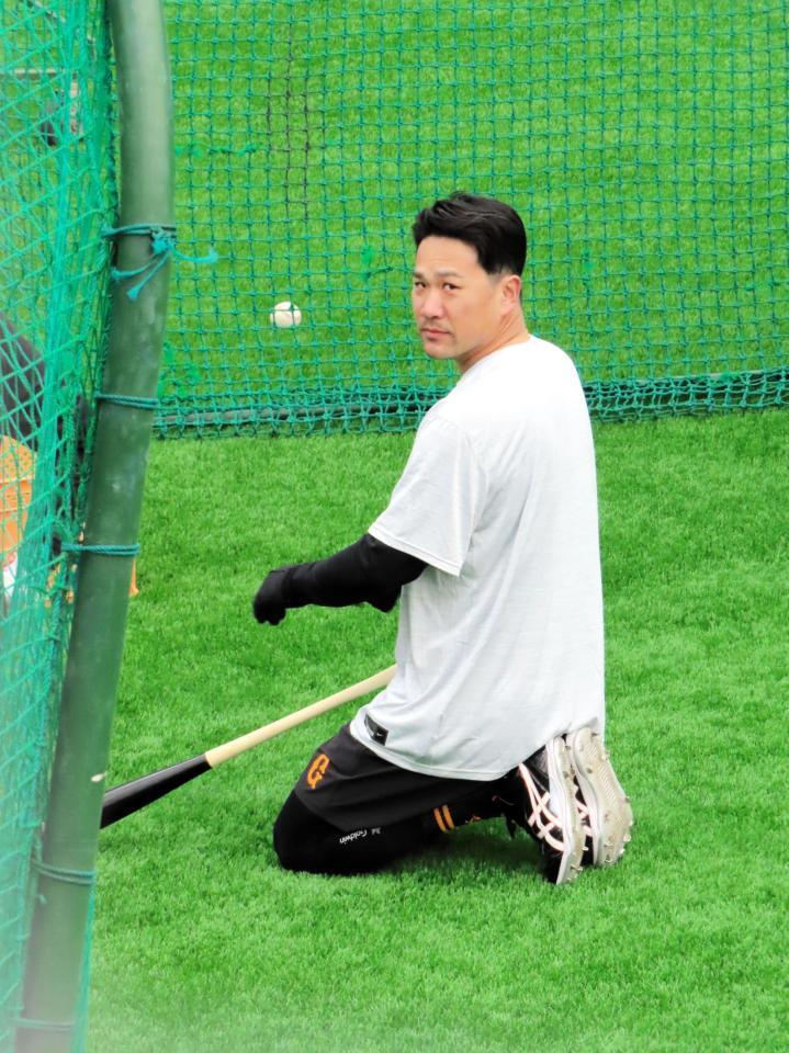 　合同自主トレでバント練習を行った田中将