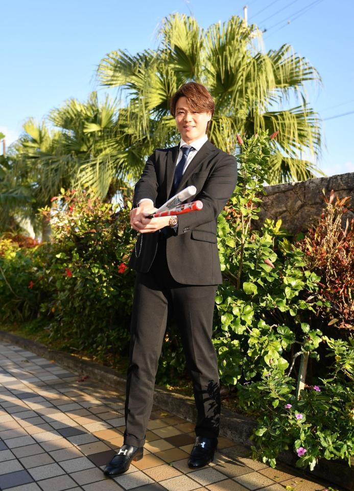 　二刀流へ意欲満々！キャンプ地に到着しバッティングポーズを決める山崎（撮影・開出牧）