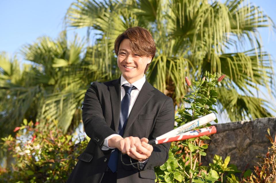 　二刀流へ意欲満々！キャンプ地に到着しバッティングポーズを決める山崎（撮影・開出牧）