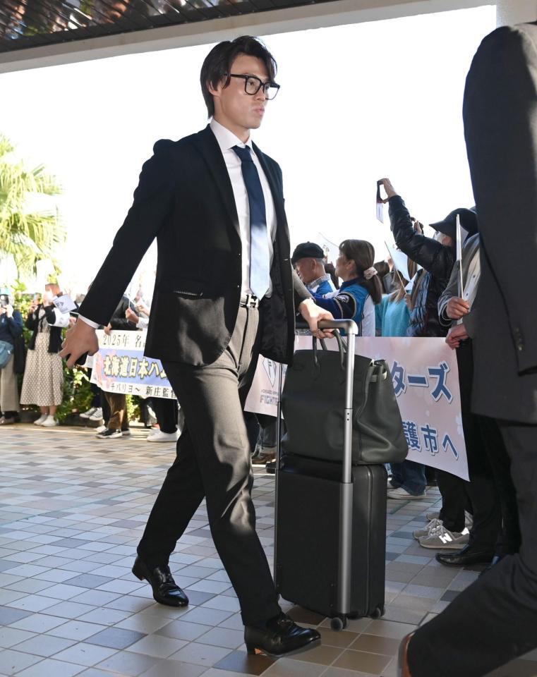 　沖縄入りした山崎（撮影・開出牧）