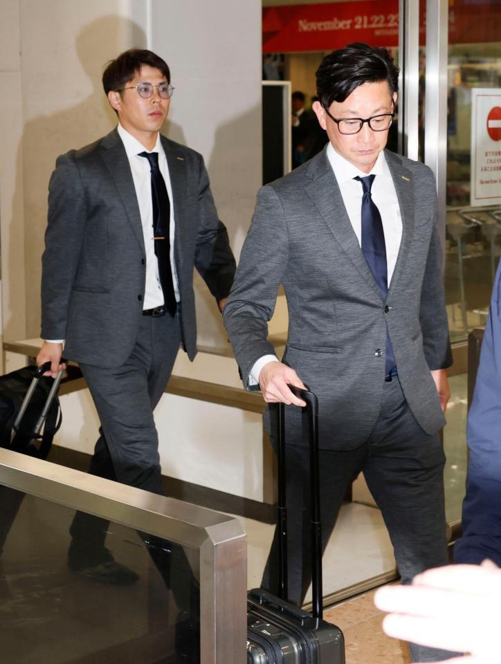 　宮崎空港に到着した田監督（右）と若月