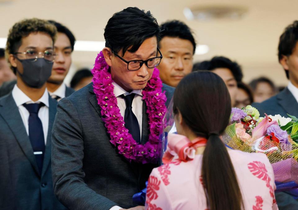 　宮崎空港の到着セレモニーで、花束を受け取る岸田監督
