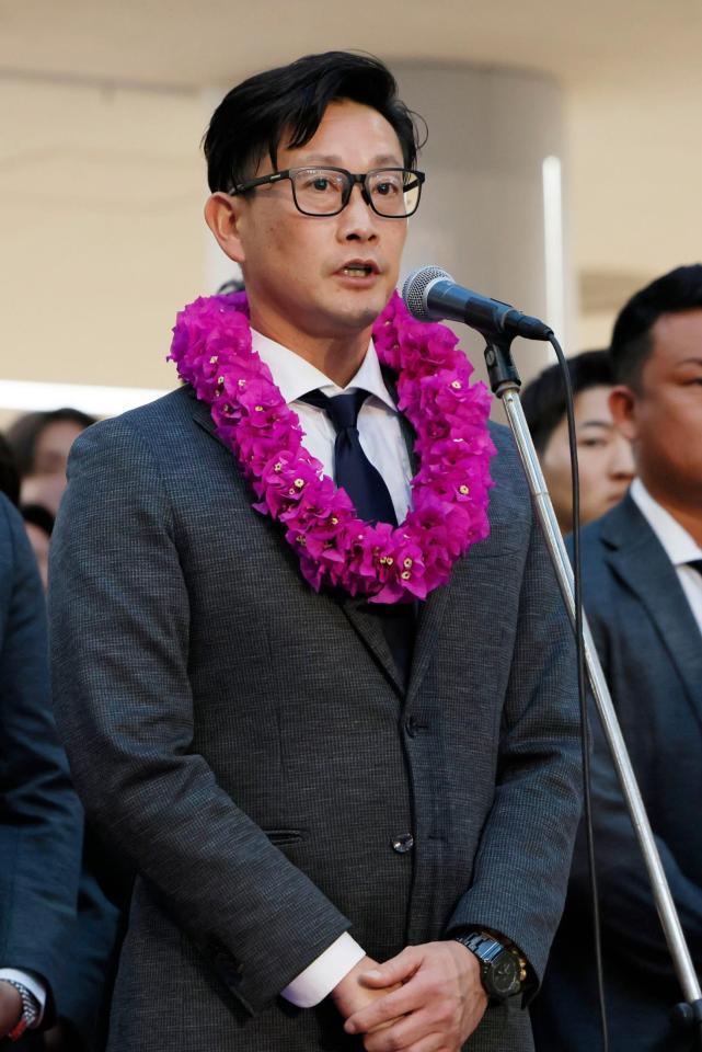 　宮崎空港の到着セレモニーであいさつする岸田監督