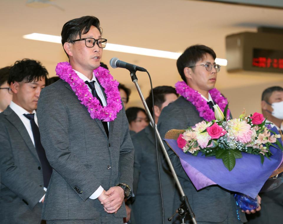 　宮崎入りし、歓迎セレモニーであいさつする岸田監督。右は若月（撮影・立川洋一郎）