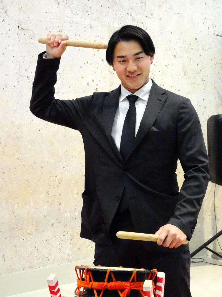 石垣空港で行われた歓迎セレモニーで太鼓を叩く西川