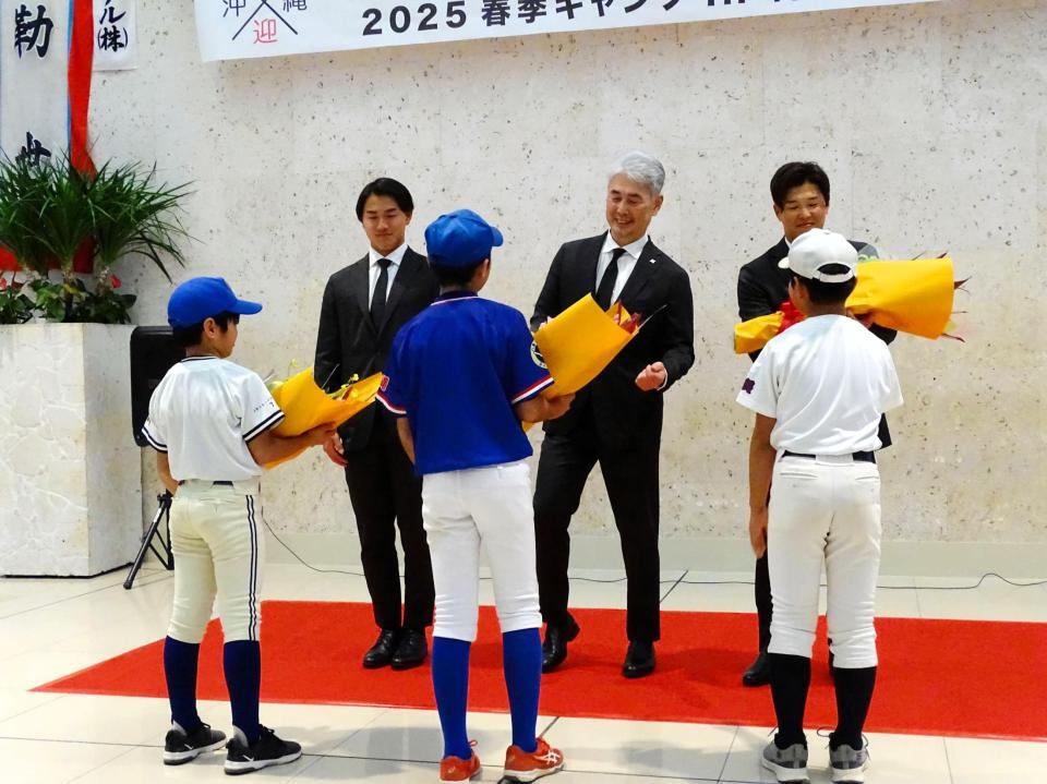 歓迎セレモニーで花束を贈呈される（左奥から）西川、吉井監督、中村奨