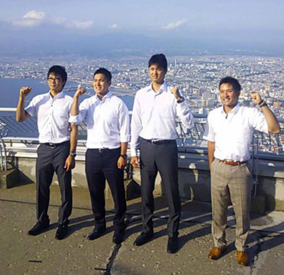 　１３年７月、函館山山頂に立った大谷（右から２人目）と（左から）中島、鍵谷、杉谷