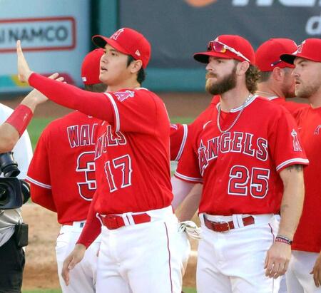 　エンゼルス時代の大谷（左）とキャベッジ＝２０２３年（共同）