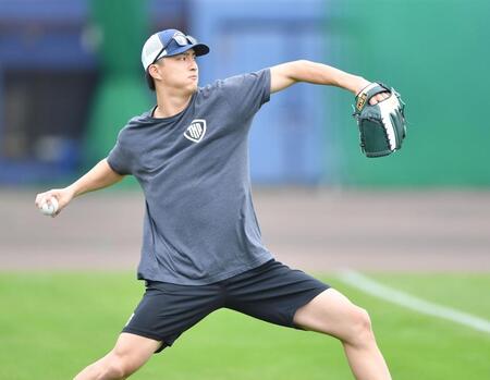 　自主トレでキャッチボールする達（撮影・開出牧）