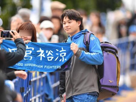 　自主トレを終えファンサービスをする田宮（撮影・開出牧）