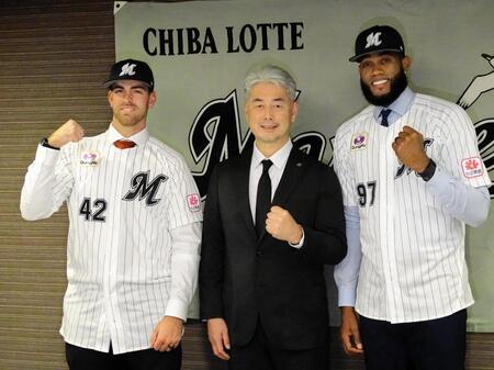 　入団会見した（左から）サモンズ、吉井監督、ゲレーロ