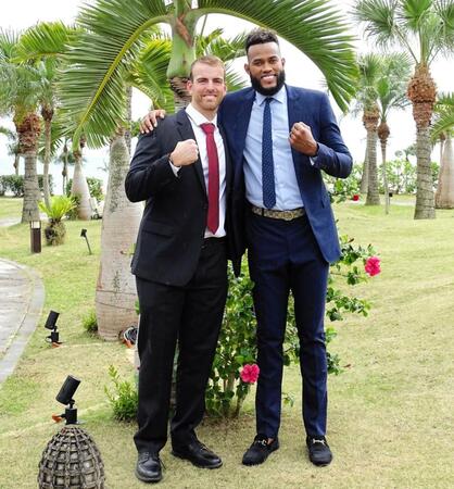 　入団会見したサモンズ（左）とゲレーロ