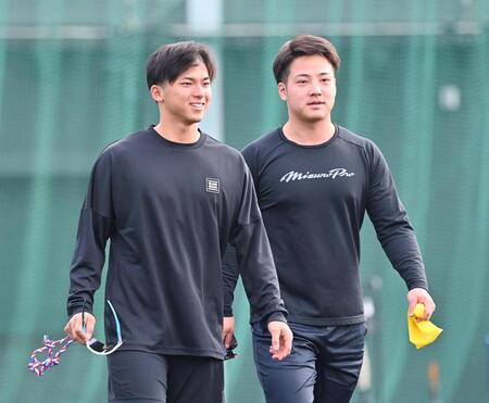 　キャンプインを前に自主トレに参加する宗山（左）と吉納